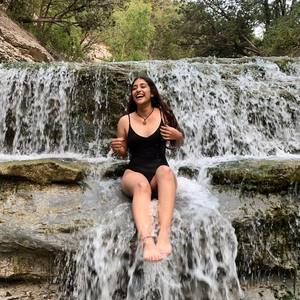 Meet your Posher, Valeria